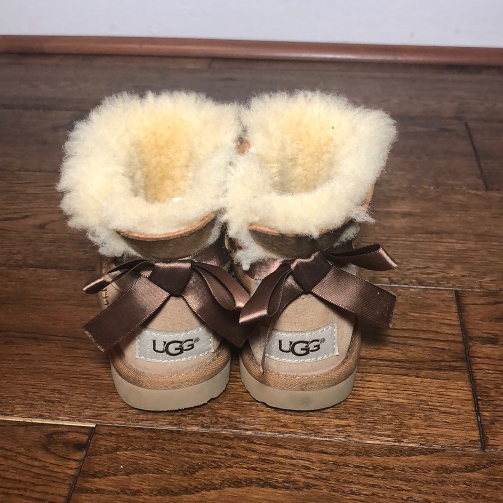 •SOLD• UGG AUSTRALIA TODDLER BAILEY BOW BOOTS - Picture 3 of 6